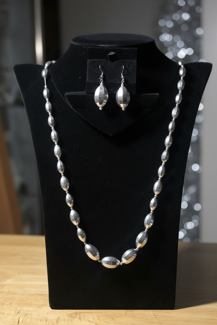 Vintage Silver Oval Necklace - Display